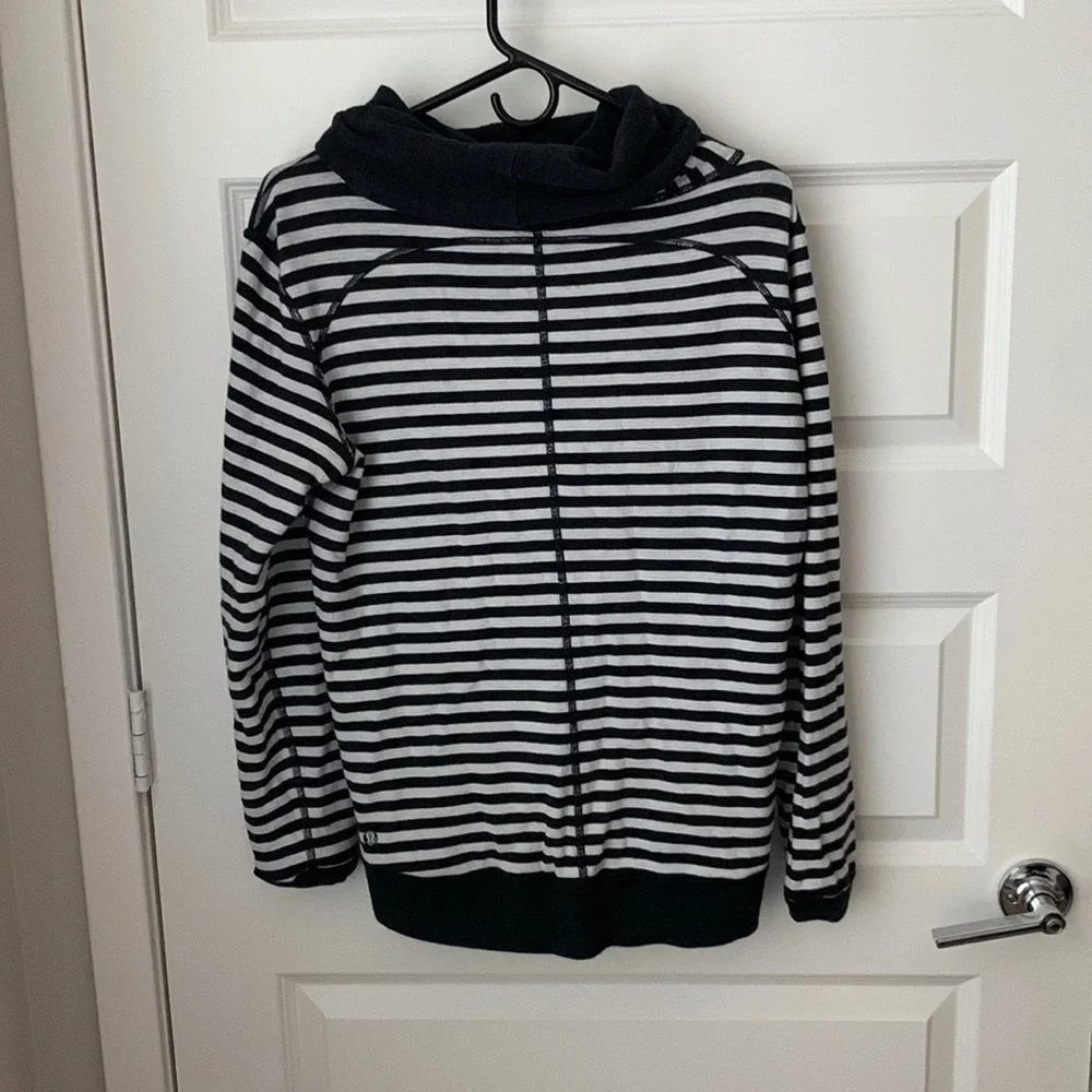 lululemon - reversible stripe in a clinch pullover - Picture 3 of 9